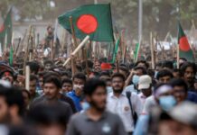 Önceki gösterilerde 200 kişi ölmüştü; Bangladeş yine karıştı. Ordu müdahele etmiyor