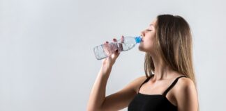 Plastik su şişeleri ve paketlenmiş içecekler mikroplastikler nedeniyle kan basıncını yükseltebiliyor