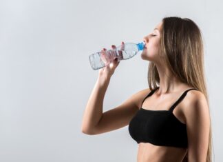Plastik su şişeleri ve paketlenmiş içecekler mikroplastikler nedeniyle kan basıncını yükseltebiliyor
