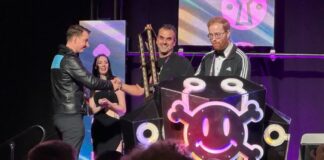 Küresel güncelleme krizine sebeb şirketin başkanı şaşırttı. Ödülü kabul etti; teslim aldı