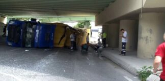 Bakırköy’de facianın eşiğinden dönüldü. TIR , İETT otobüsünün üzerine devrildi. 5 yolcu yaralandı.