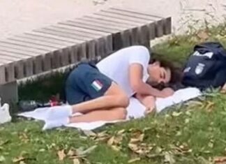 ‘Köyde klima yok, hava sıcak, yemekler kötü.’ Altın madalya sahibi İtalyan yüzücü parkta uyuyor!