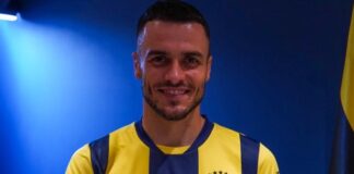 Filip Kostic, imzaladı