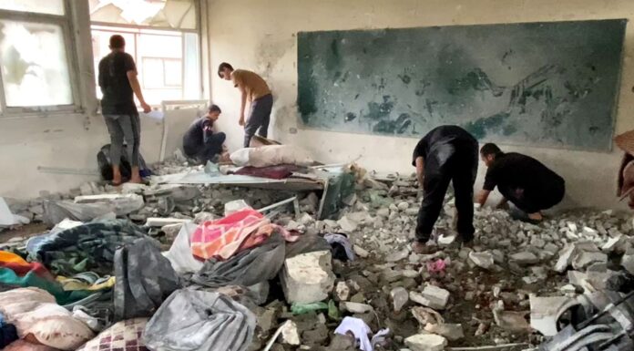 İsrail yine yerinden edilmişlerin barınağını vurdu; yine aynı gerekçeyi öne sürdü.