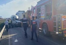 Adana’da feci kaza. İşçi servis aracı TIR ile çarpıştı; 4 kişi öldü, 6 kişi yaralandı