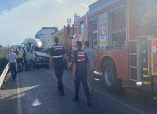 Adana’da feci kaza. İşçi servis aracı TIR ile çarpıştı; 4 kişi öldü, 6 kişi yaralandı