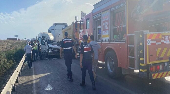Adana’da feci kaza. İşçi servis aracı TIR ile çarpıştı; 4 kişi öldü, 6 kişi yaralandı