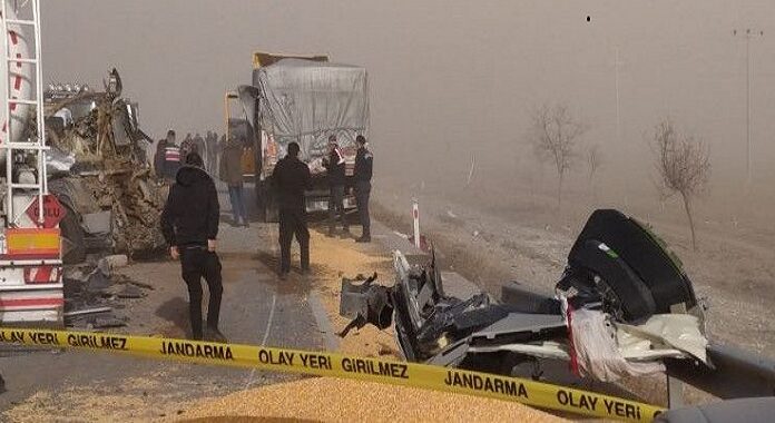 Konya’da kum fırtınası; Çok sayıda araç birbirine girdi, yaralılar var!