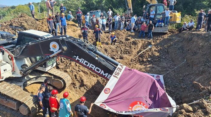 Su kuyusu kazısında toprak kaydı; 2 ölü!