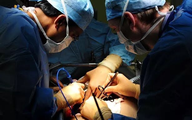 Neşter bulamayan cerrah, İsviçre çakısı ile ameliyat yaptı!