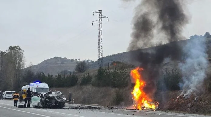 Kaza değil, katliam; İki otomobil çarpıştı, 5 kişi hayatı kaybetti