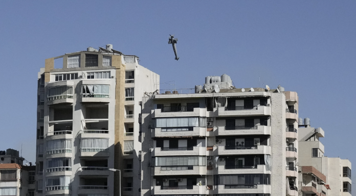 Kare kare düşen bomba ve yıkım!