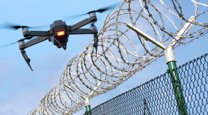 İngiltere’deki hapihanelerde uyuşturucudan hardala bir çok ürün mahkumlara dronlarla ulaştırılıyor.