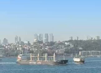 İstanbul Boğazı’nda iki yük gemisi çarpıştı; birinin dümeni kilitlendi ve kıyıya sürüklendi.