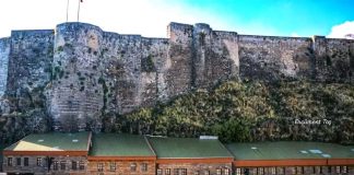 Bitlis’in çehresi değişiyor: Bitlis Deresi’nin orjinal haline kavuşturulmasından sonra tarihi Kale ışıklandırıldı, dükkanlar Bitlis taşıyla kaplandı.