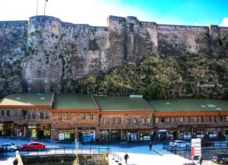 Bitlis’in çehresi değişiyor: Bitlis Deresi’nin orjinal haline kavuşturulmasından sonra tarihi Kale ışıklandırıldı, dükkanlar Bitlis taşıyla kaplandı.