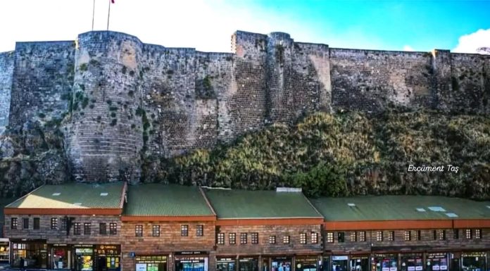 Bitlis’in çehresi değişiyor: Bitlis Deresi’nin orjinal haline kavuşturulmasından sonra tarihi Kale ışıklandırıldı, dükkanlar Bitlis taşıyla kaplandı.