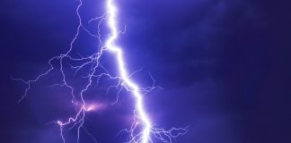 Yıldırım düştü; 14 kişi can verdi.