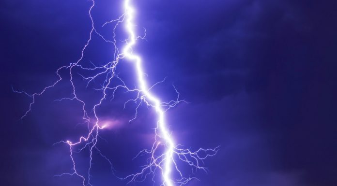 Yıldırım düştü; 14 kişi can verdi.