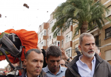 Kral ve kraliçeye çamur atıldı!