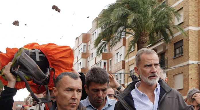 Kral ve kraliçeye çamur atıldı!