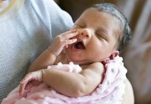 EVDE DENEMEYİN! Bebeklere ‘kaka sütü’ yedirmenin ‘onları ileriki yaşlarda hastalıklardan koruyabileceği’ iddia ediliyor.