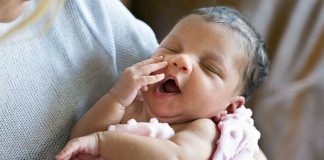 EVDE DENEMEYİN! Bebeklere ‘kaka sütü’ yedirmenin ‘onları ileriki yaşlarda hastalıklardan koruyabileceği’ iddia ediliyor.