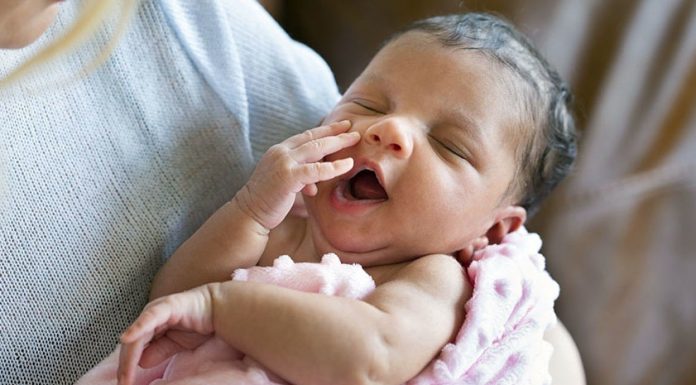 EVDE DENEMEYİN! Bebeklere ‘kaka sütü’ yedirmenin ‘onları ileriki yaşlarda hastalıklardan koruyabileceği’ iddia ediliyor.