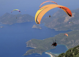 Yamaç Paraşütçüsü İngiliz turistin üzerine düştü.