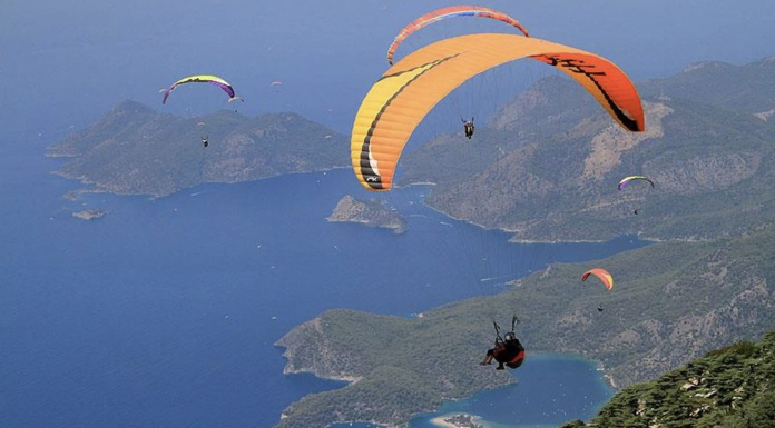 Yamaç Paraşütçüsü İngiliz turistin üzerine düştü.