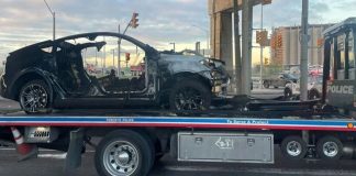 Kazada, Tesla’nın kapıları kilitlendi, 4 kişi yanarak can verdi