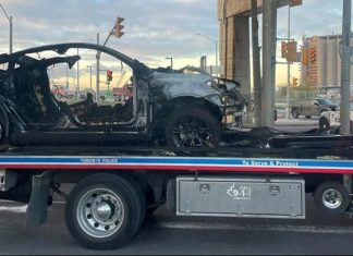 Kazada, Tesla’nın kapıları kilitlendi, 4 kişi yanarak can verdi