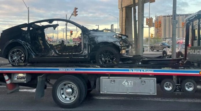 Kazada, Tesla’nın kapıları kilitlendi, 4 kişi yanarak can verdi