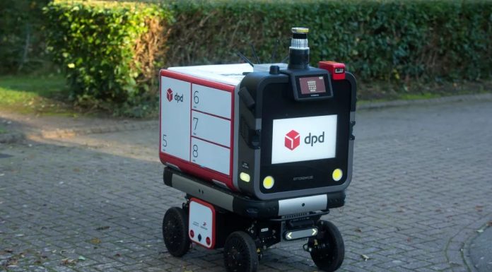 İngiltere’de bir kargo firması, tek seferde sekiz eve paket bırakabilecek bir robo-postacı filosu kuracak.