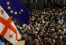 Gürcistan’da seçim kaosu! Sonuçları kabul etmeyen muhalifler Tiflis’te bir caddeyi trafiğe kapattı