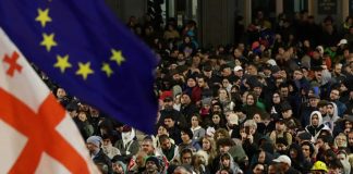 Gürcistan’da seçim kaosu! Sonuçları kabul etmeyen muhalifler Tiflis’te bir caddeyi trafiğe kapattı