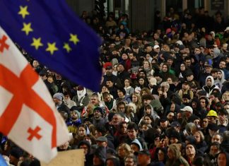 Gürcistan’da seçim kaosu! Sonuçları kabul etmeyen muhalifler Tiflis’te bir caddeyi trafiğe kapattı