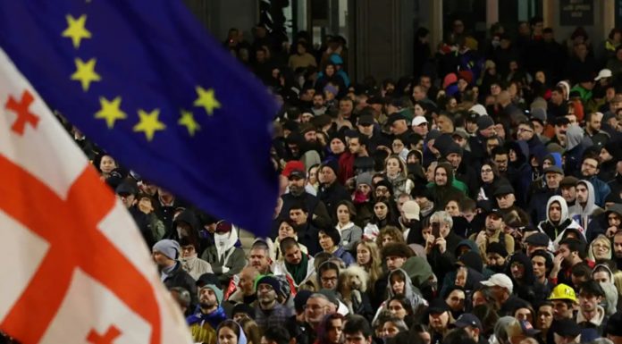 Gürcistan’da seçim kaosu! Sonuçları kabul etmeyen muhalifler Tiflis’te bir caddeyi trafiğe kapattı
