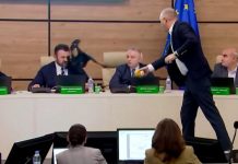 Tartışmalı seçim sonucunu açıklıyordu ki olan oldu.