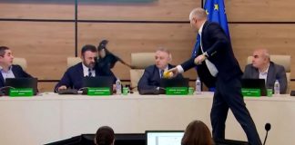 Tartışmalı seçim sonucunu açıklıyordu ki olan oldu.