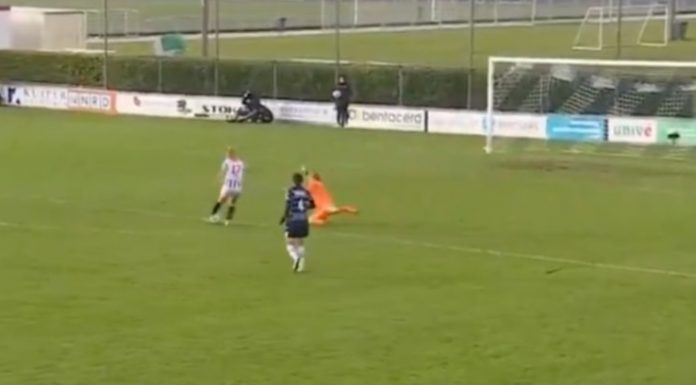 📽️Hakem, top ağlara giderken maçı bitirdi!