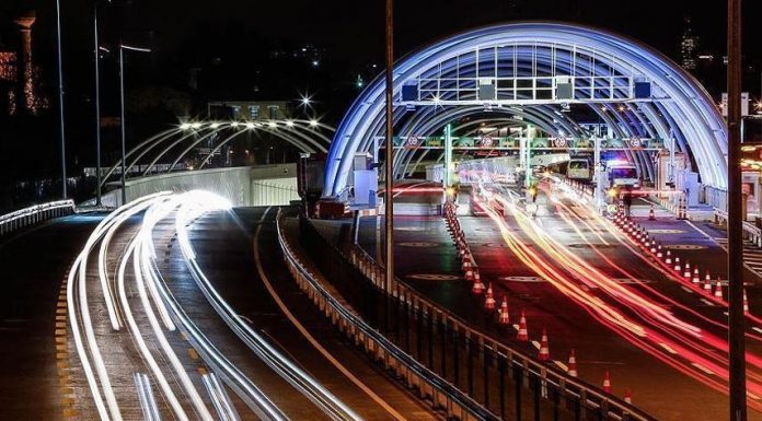 Avrasya Tüneli araç yangını nedeniyle trafiğe kapatıldı