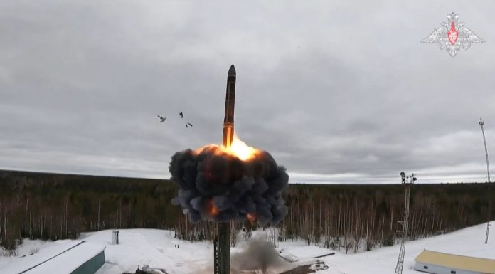 Putin “önlenemez” hipersonik füzeyle yanıt verdi.