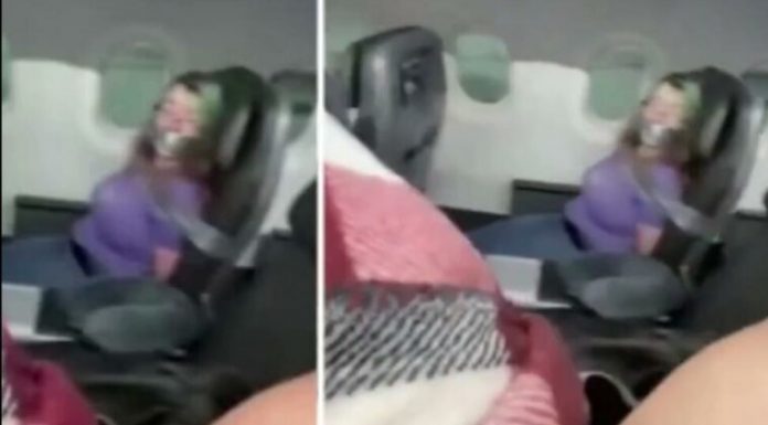 Yolcular, American Airlines’ın Teksas’a giden uçağının kapısını açmaya çalıştığı iddia edilen adamı bantladı