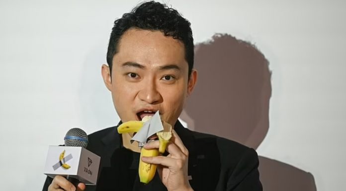 📽️ 6,2 milyon dolara geçtiğimiz günlerde satın aldığı ‘sanat eseri’ muz’u yedi!