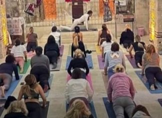 Büyük tepki topladı. Mardin’deki tarihi Süryani kilisesinde yoga!