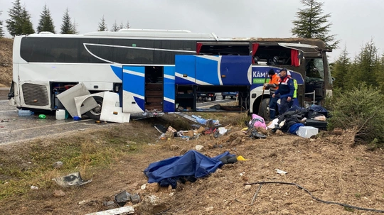 eskisehirde-yolcu-otobusu-takla-atti-olu-ve-yaralilar-var-yxod