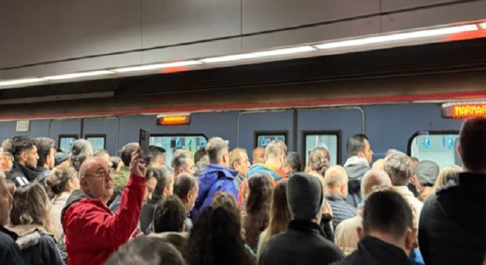 Marmaray’da seferler durdu. Yolcular Üsküdar’da bekliyor!