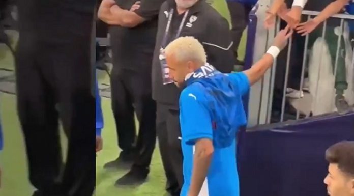 📽️Yok artık! Neymar, taraftarı selamlarken yüzüğünü çaldılar