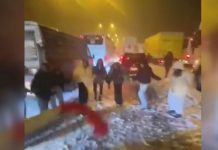 📽️Otobüs kardan yolda kaldı, yolcular kurtarılmayı halay çekerek bekledi